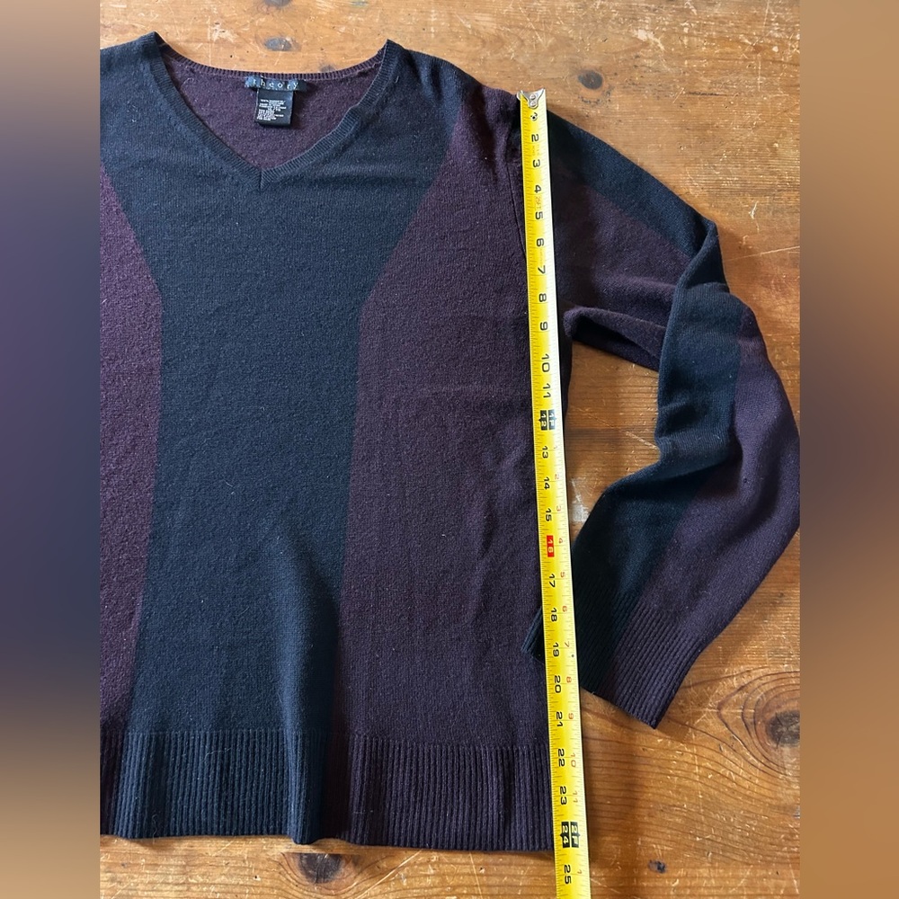 Theory men’s 100% cashmere two-tone V-neck sweater. Aubergine with black stripes - Picture 4 of 7